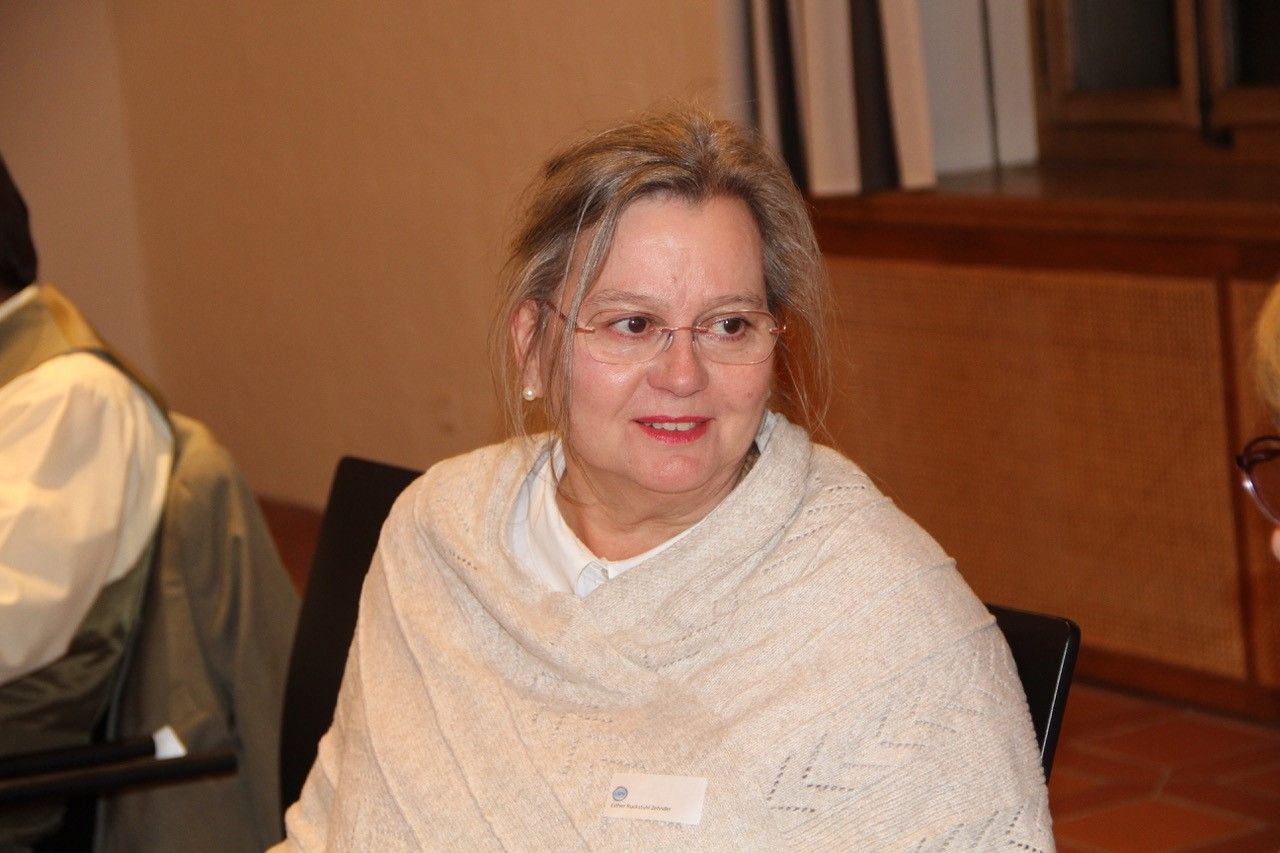 Esther Ruchkstuhl.jpg